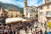 Vigezzo invasa dagli spazzacamini: in corteo in 1300. Ritardo per un infartato